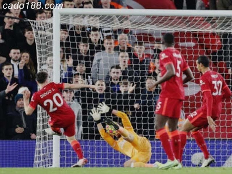 Mặc dù bị thủng lưới khá sớm nhưng Liverpool vẫn có chiến thắng chung cuộc 3-1 Nghi án trọng tài Dean ngầm giúp Liverpool ghi bàn?