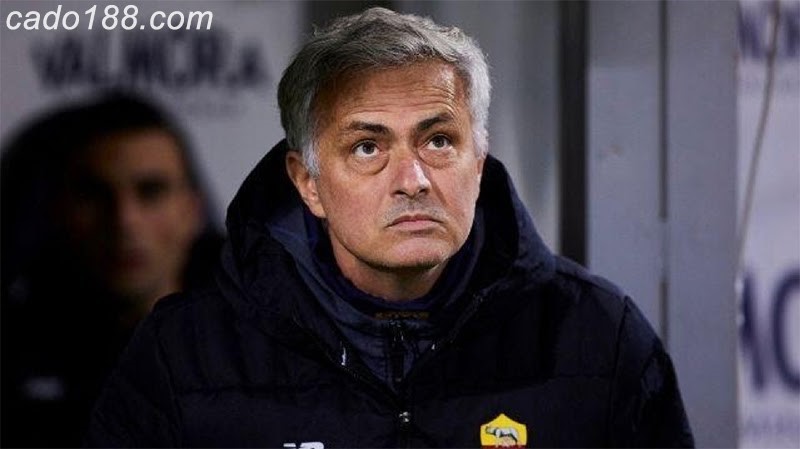 Những đồng nghiệp của ông thì đang gặt hái thành công, Mourinho đang liên tục thất bại Triều đại Mourinho tại AS Roma: phong độ nhất thời