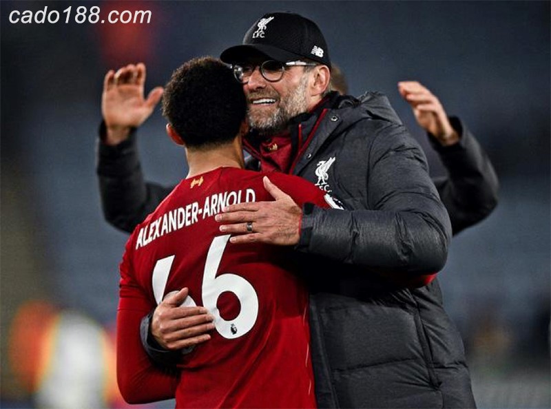 Liverpool hiện tại là đội bóng có thể kìm chân con quái vật Man City Thầy trò Klopp đang giúp Ngoại hạng Anh bớt buồn chán