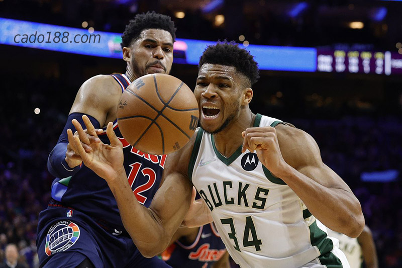 HLV Mike Budenholzer và các học trò đang chật vật tìm lại phong độ Soi kèo bóng rổ Philadelphia 76ers vs Bucks 19/11