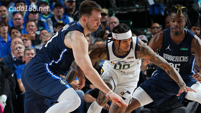 Đôi bên cùng ở miền Tây, nhưng số phận của 2 đội bóng hoàn toàn trái ngược jazz vs mavericks