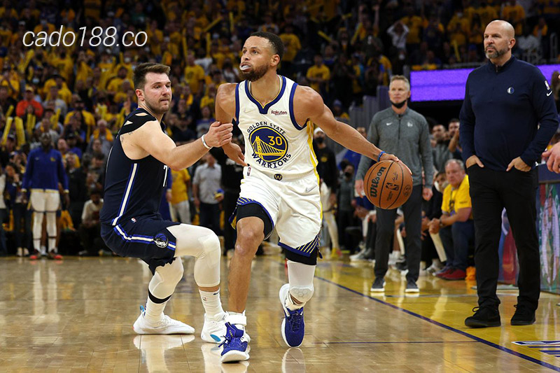 Soi kèo bóng rổ NBA GS Warriors vs Dallas Mavericks 23:3