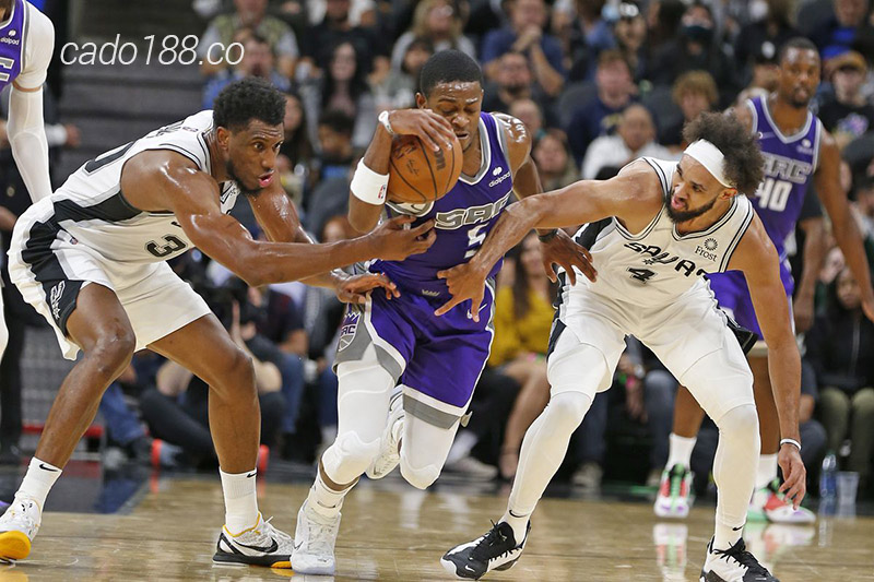 Chỉ có thể ra sân với 10 cầu thủ đội hình là thử thách cho thầy trò HLV Gregg Popovich Soi kèo bóng rổ Sacramento Kings vs San Antonio Spurs 3:4