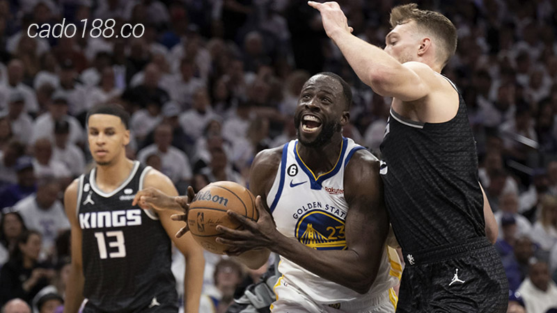 Draymond Green đã nhận hình phạt thích đáng với pha chơi xấu của mình và bị cấm thi đấu trong Game 3 sắp tới Soi kèo bóng rổ NBA GS Warriors vs Sacramento Kings 21/4