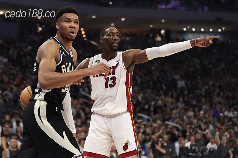 HLV Erik Spoelstra đang phải đau đầu tìm kiếm người thay thế cho Tyler Herro Soi kèo bóng rổ NBA Miami Heat vs Milwaukee Bucks ngày 23_4