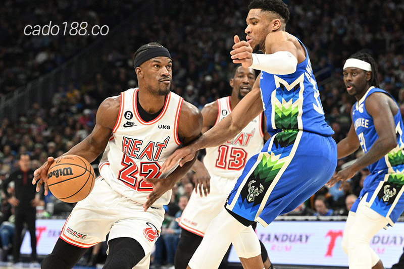 Soi kèo bóng rổ NBA Milwaukee Bucks vs Miami Heat ngày 20/4
