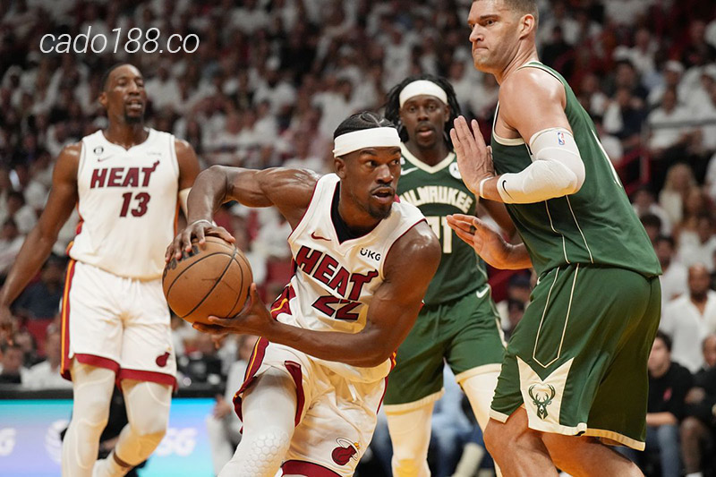 Jimmy Butler tỏa sáng mạnh mẽ gúp cho Miami Heat giữ được cả hai chiến thắng ở tại sân nhà Kaseya Center Soi kèo bóng rổ NBA Milwaukee Bucks vs Miami Heat ngày 27_4