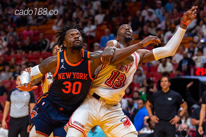Julius Randle và đồng đội cũng không nên quá chủ quan khi còn 2 chiến thắng nữa mới có thể đánh bại đối thủ Soi kèo bóng rổ NBA Miami Heat vs New York Knicks ngày 9-5