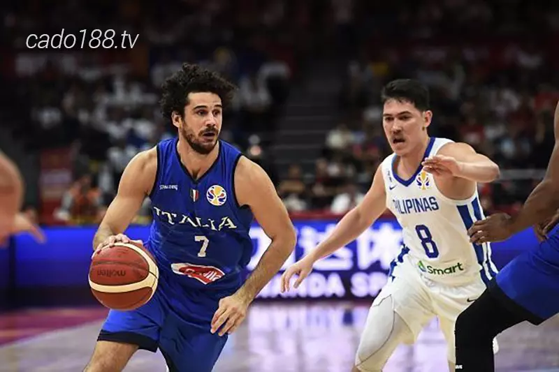 Hầu hết những tình huống tấn công của đoàn quân HLV Reyes Perez Vincent đều tập trung ở vị trí Jordan Clarkson Soi kèo bóng rổ FIBA World Cup 2023 Philippines vs Ý 29_8