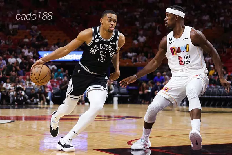 Victor Wembanyama đã có một ngày ra mắt bùng nổ trước Chet Holmgren bên phía OKC Thunder. Soi kèo bóng rổ NBA San Antonio Spurs vs Miami Heat 14_10