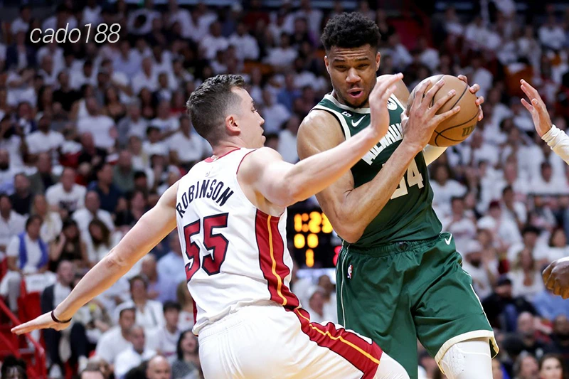 Tiếp đón Milwaukee Bucks đang bay cao phong độ sẽ mang đến nhiều rủi ro cho Miami Heat Soi kèo bóng rổ NBA Miami Heat vs Milwaukee Bucks 29:11
