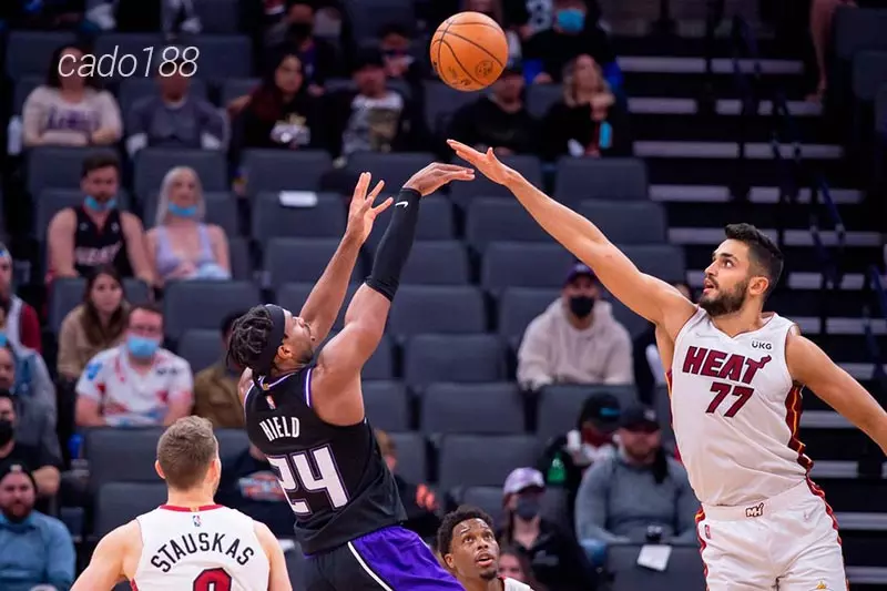 Miami Heat đã bị bắt bài hoàn toàn trong những tình huống phối hợp cận rổ Soi kèo bóng rổ NBA Miami Heat vs Sacramento Kings ngày 1_2
