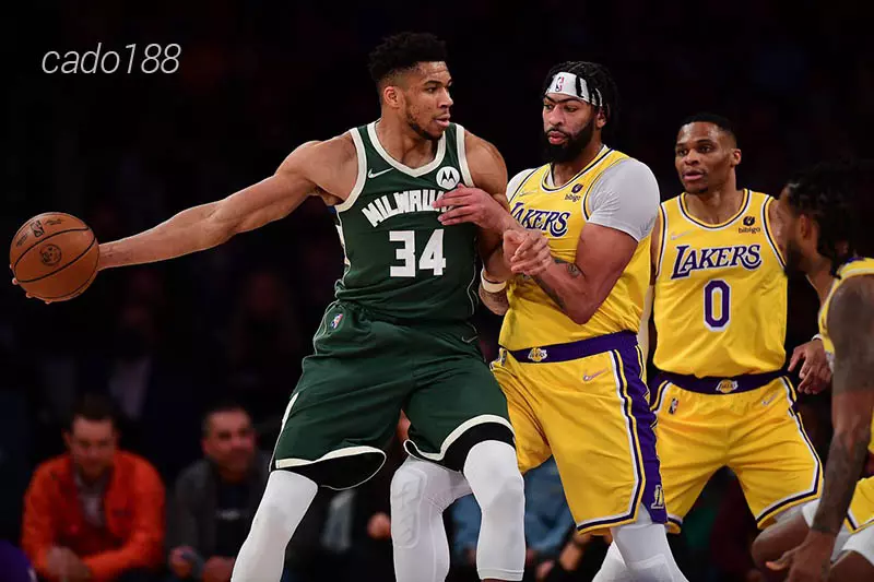 LeBron James trong trận thua trước Sacramento Kings đã tái phát lại chấn thương ở cổ chân trái Soi kèo bóng rổ NBA LA Lakers vs Milwaukee Bucks ngày 9_3