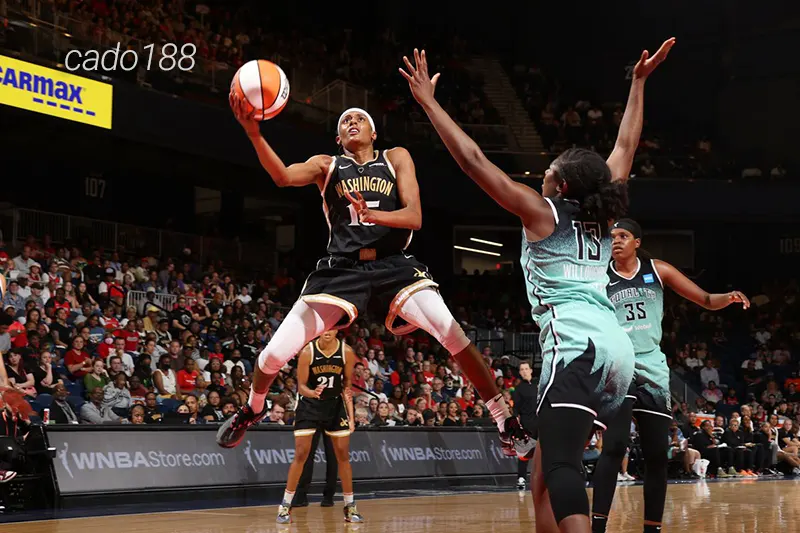 HLV Eric Thibault đã mắc sai lầm khi đánh giá thấp khả năng của tân binh trẻ Caitlin Clark Soi kèo bóng rổ New York Liberty vs Washington Mystics 10_6