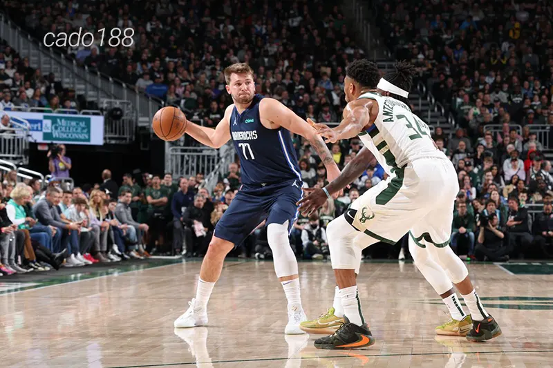 Khris Middleton đóng vai trò cực kỳ quan trọng trong khâu phòng ngự của Milwaukee Bucks Soi kèo bóng rổ Dallas Mavericks vs Milwaukee Bucks 18_10