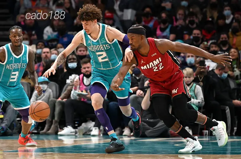 Bộ ba sao trẻ Charlotte Hornets chơi cân sức trước dàn ngôi sao kỳ cựu của New York Knicks Soi kèo bóng rổ NBA Charlotte Hornets vs Miami Heat 9_10