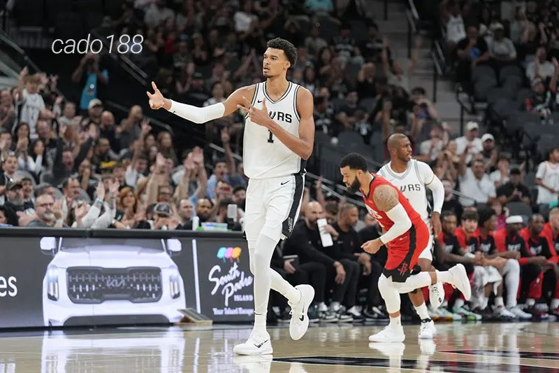 Victor Wembanyma và đồng đội có được chiến thắng đầu tiên ngay trên sân nhà Soi kèo bóng rổ San Antonio Spurs vs Houston Rockets 29_10
