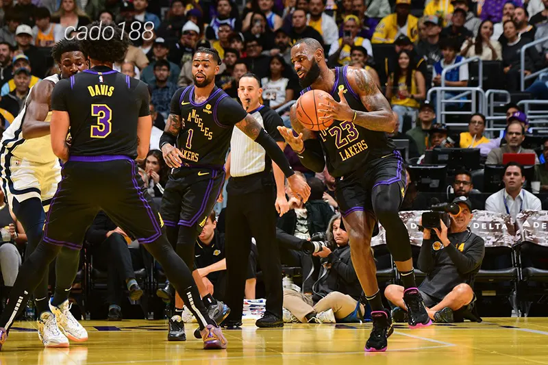 LeBron James và đồng đội đã trở lại đường đua trên BXH miền Tây với chuỗi thắng vô cùng ấn tượng Soi kèo bóng rổ giải NBA LA Lakers vs Utah Jazz ngày 20_11