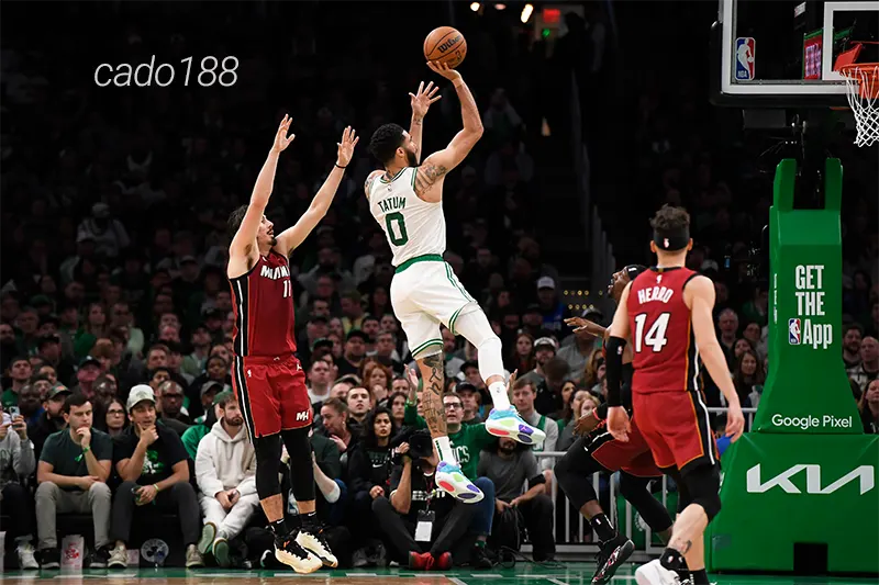 Cỏ Ba Lá bỏ lỡ cơ hội vươn lên vị trí top 1 BXH miền Đông khi để thua Cleveland Cavaliers Soi kèo bóng rổ NBA Boston Celtics vs Miami Heat ngày 3_12