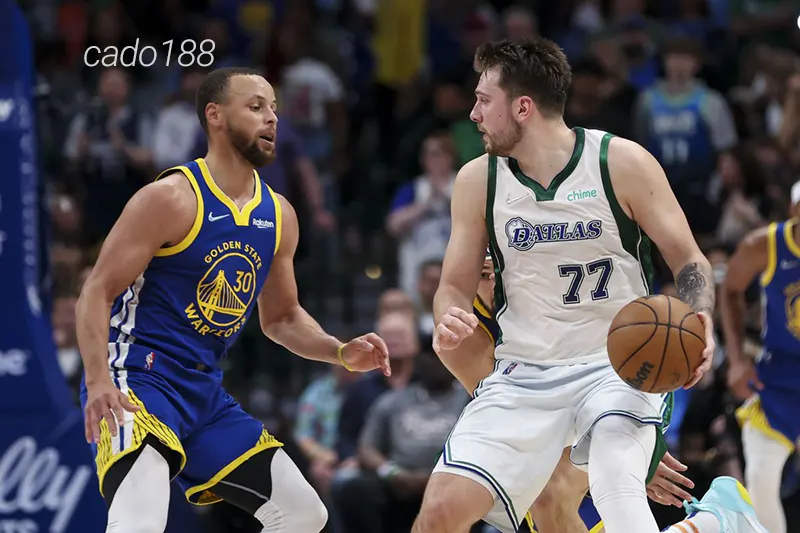 Luka Doncic có màn trình diễn kém thuyết phục khi bị đối thủ bắt bài trên hàng công Soi kèo bóng rổ NBA GS Warriors vs Dallas Mavericks 16_12