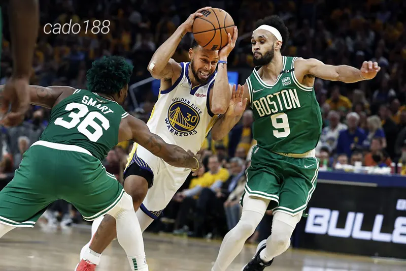 Boston Celtics đang trải qua một giai đoạn khó khăn với những thất bất liên tiếp gần đây Soi kèo bóng rổ Golden State Warriors vs Boston Celtics 21_1