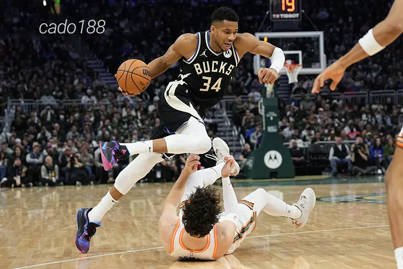 Soi kèo bóng rổ Milwaukee Bucks vs San Antonio Spurs 9_1