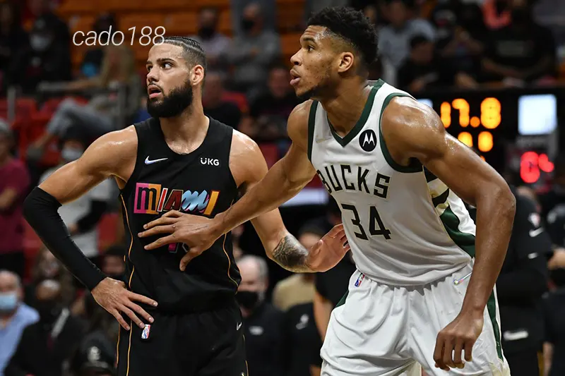 Tyler Herro tỏa sáng đúng lúc giúp đội bóng gỡ hòa thành công kéo đến hiệp phụ Soi kèo bóng rổ NBA Milwaukee Bucks vs Miami Heat ngày 24_2