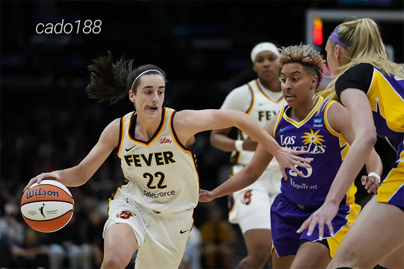 HLV Stephanie White và các học trò đang nhắm đến vị trí top 6 của Golden State Valkyries Soi kèo bóng rổ Indiana Fever vs Los Angeles Sparks 27-6