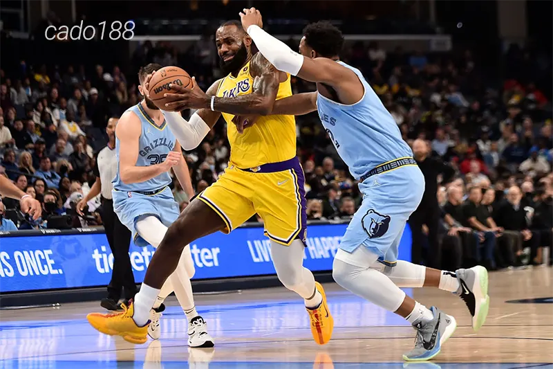 Cả Memphis Grizzlies và LA Lakers đều gặp nhiều bất ổn trong giai đoạn đầu giải khi dàn trụ cột dính chấn thương Soi kèo bóng rổ Memphis Grizzlies vs LA Lakers ngày 1_11