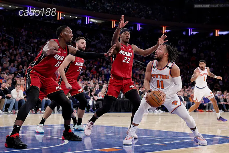 Tyler Herro và đồng đội cần thể hiện được nhiều hơn trong trận đối đầu trước đối thủ khó nhằn New York Knicks sắp tới Soi kèo bóng rổ Miami Heat vs New York Knicks ngày 27_10